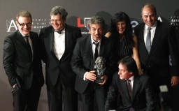 Ricardo Darín de Argentina en el centro celebra el Goya como mejor película latinoamericana